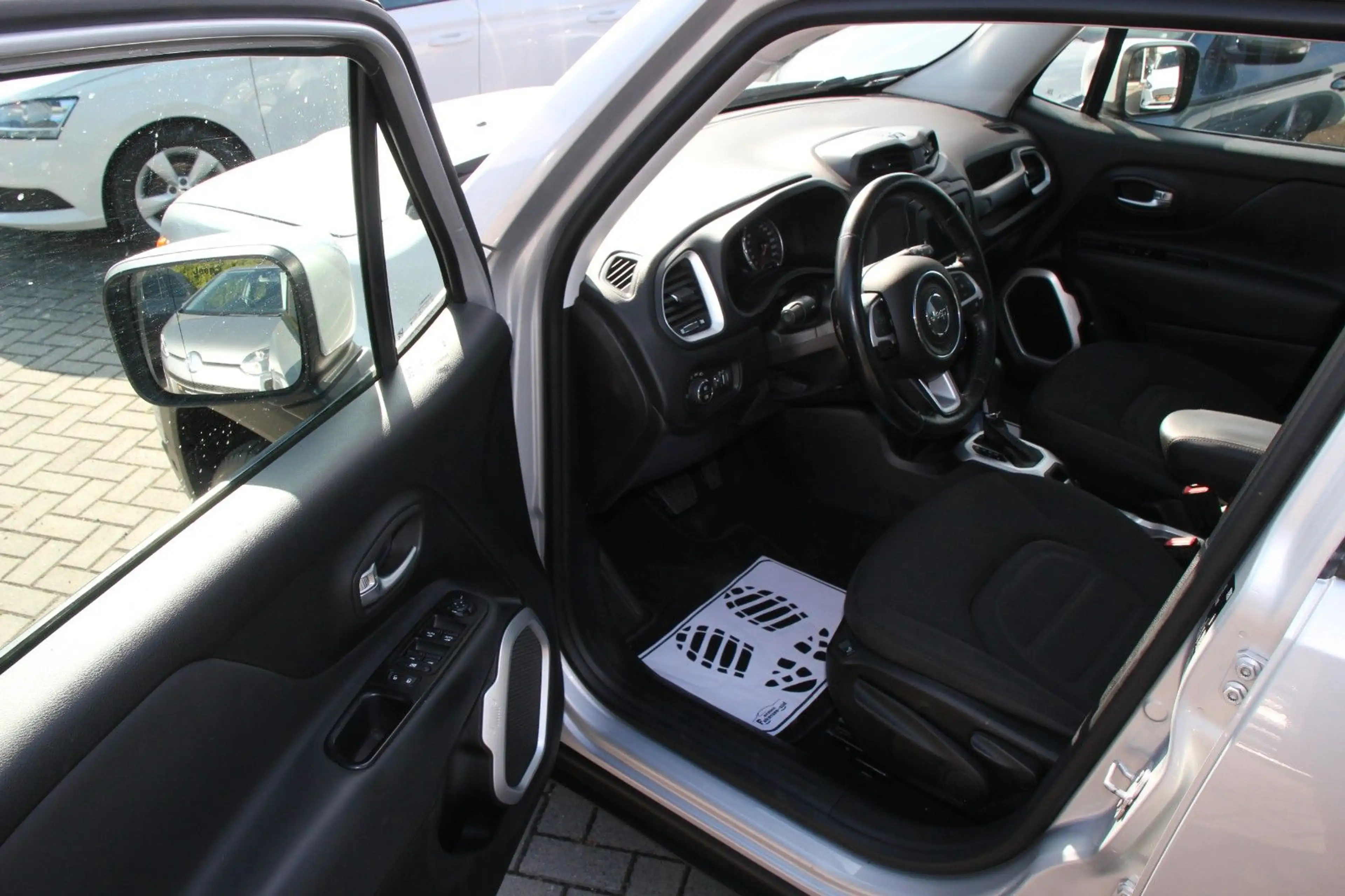Jeep Renegade Limited FWD — photo 12