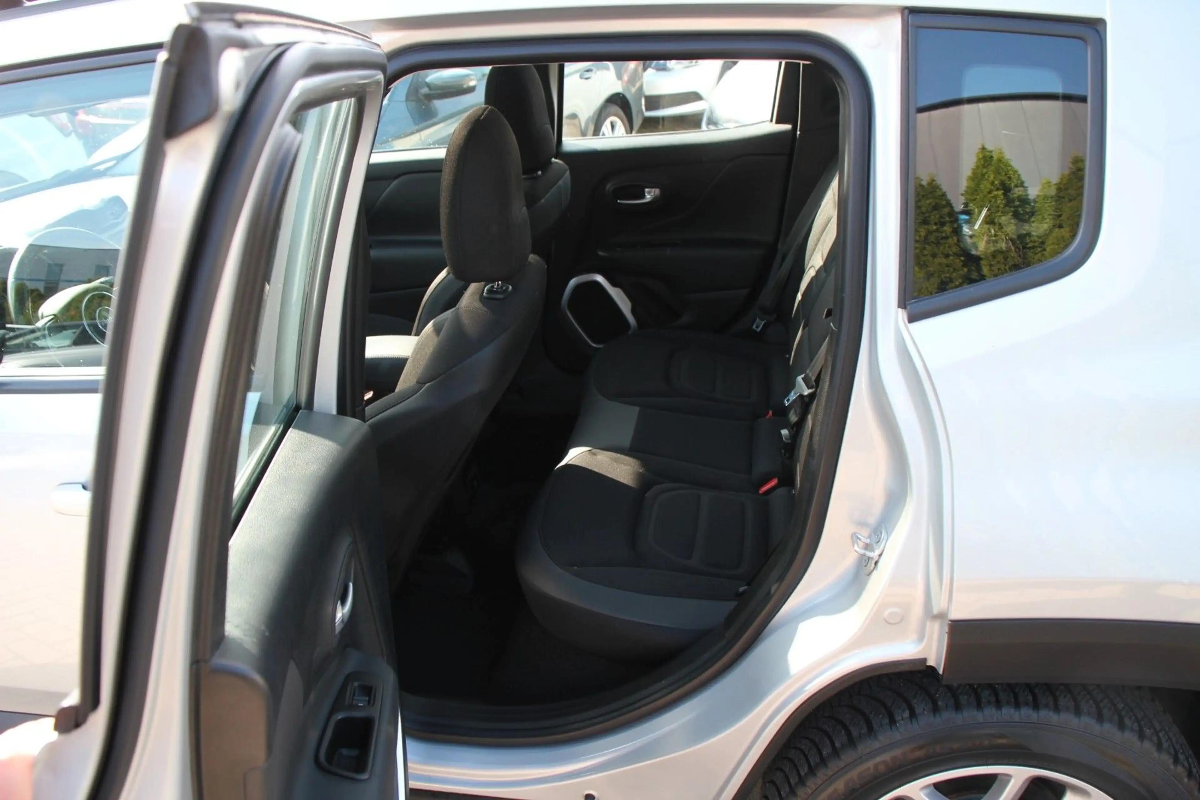 Jeep Renegade Limited FWD — photo 10