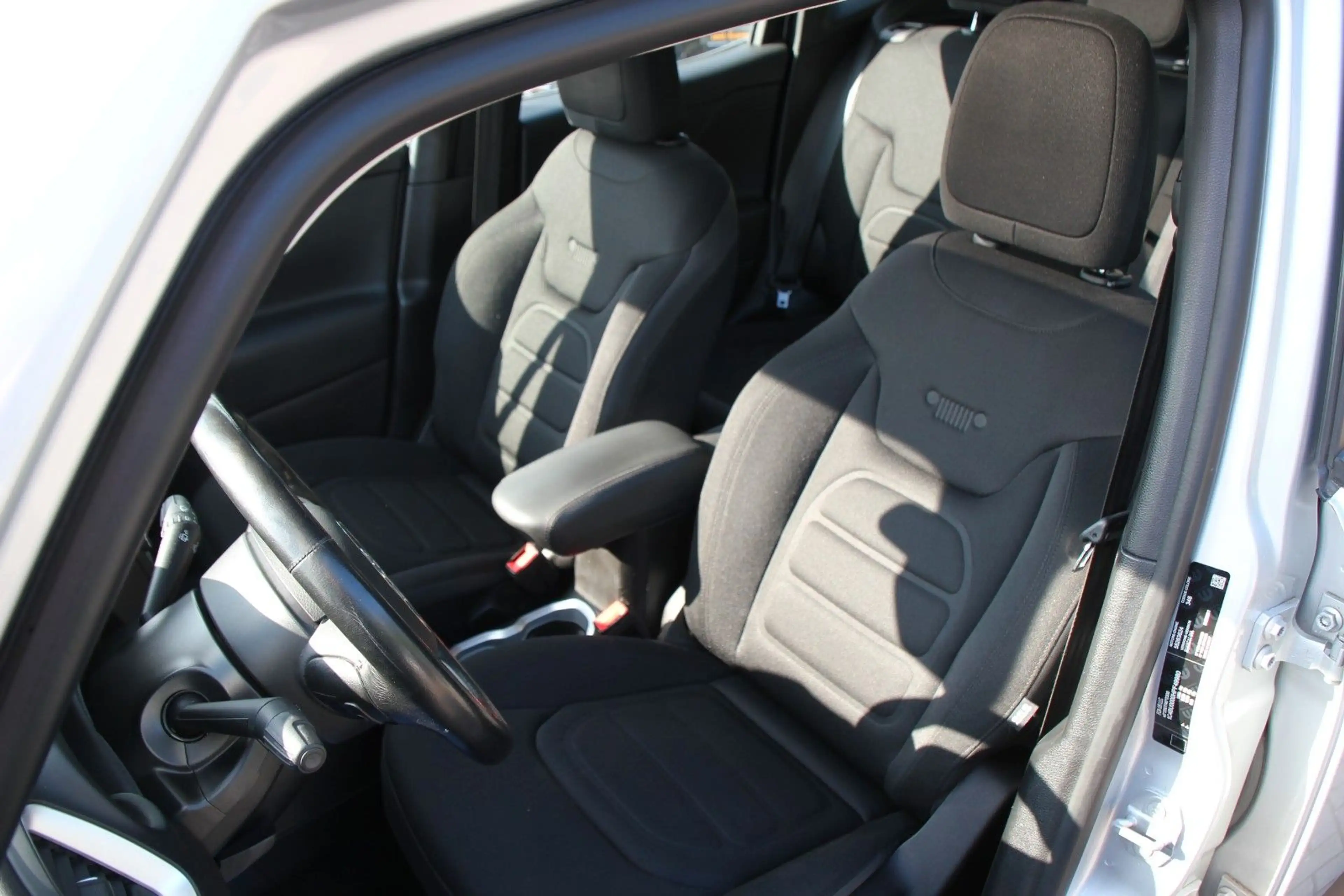 Jeep Renegade Limited FWD — photo 14