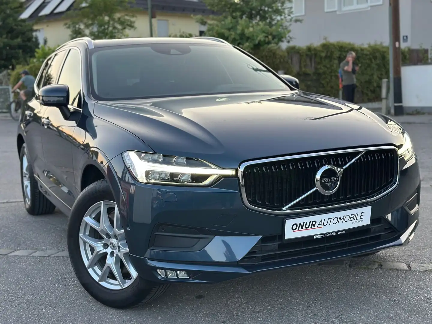 Volvo XC60 Momentum AWD Navi Leder Pano ACC 360° AHK Blauw - 1