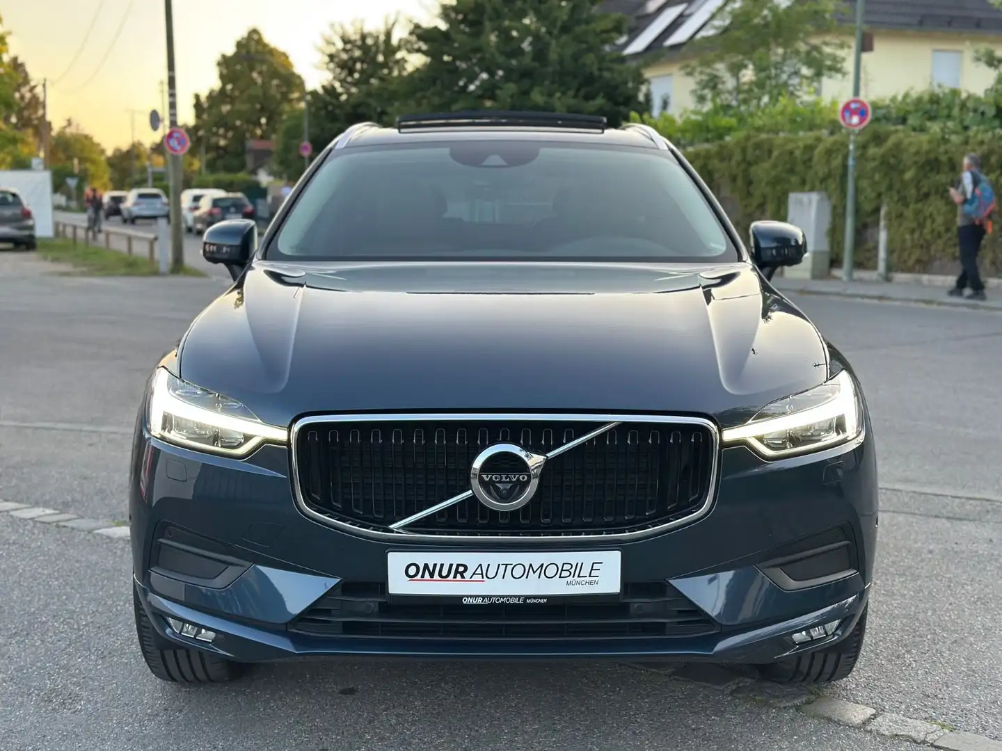 Volvo XC60 Momentum AWD Navi Leder Pano ACC 360° AHK Blauw - 2