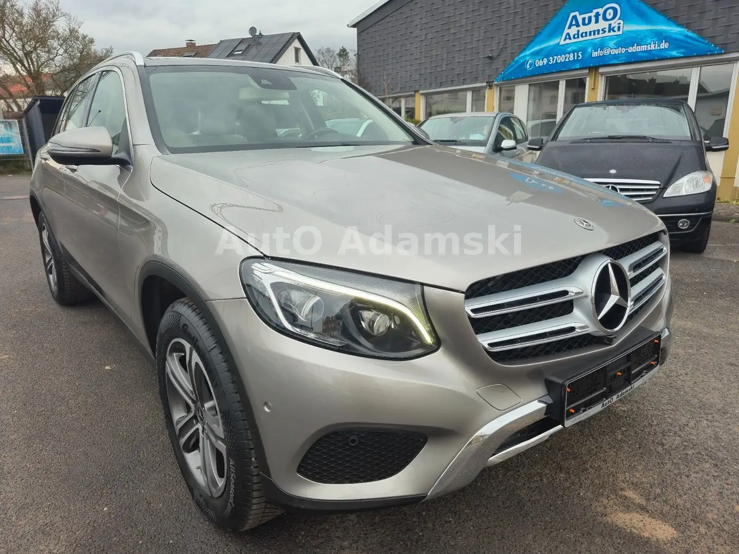Mercedes-Benz GLC 250 4MATIC Panorama 360° Luxury 26tkm AHK Silber - 2