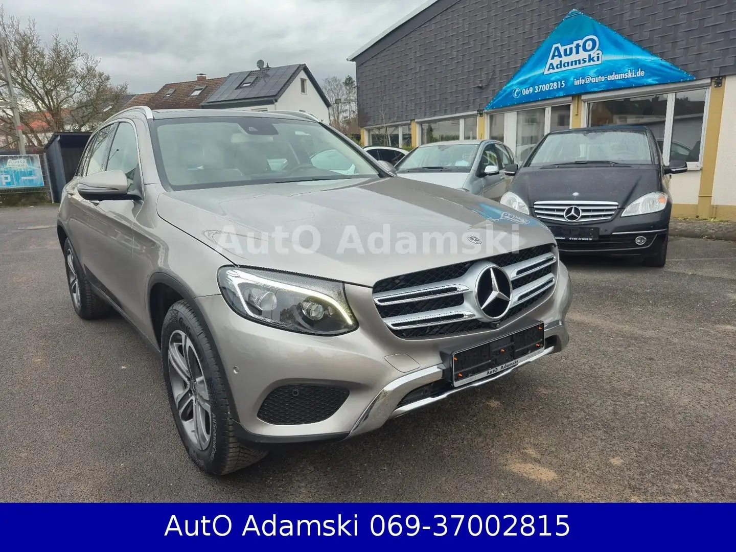 Mercedes-Benz GLC 250 4MATIC Panorama 360° Luxury 26tkm AHK Silber - 1