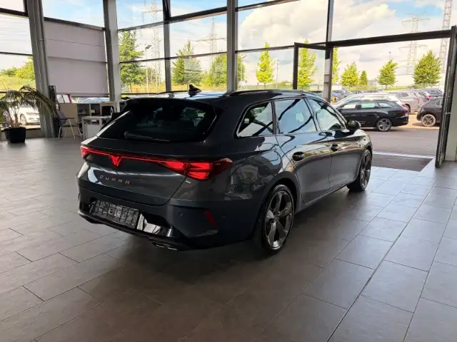 Cupra Leon view 4