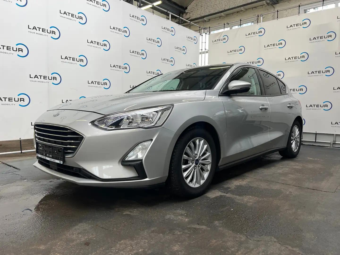 Ford Focus 1.0i Ecoboost 125pk M6 Plateado - 1