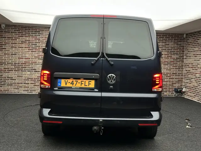 Volkswagen Transporter view 7