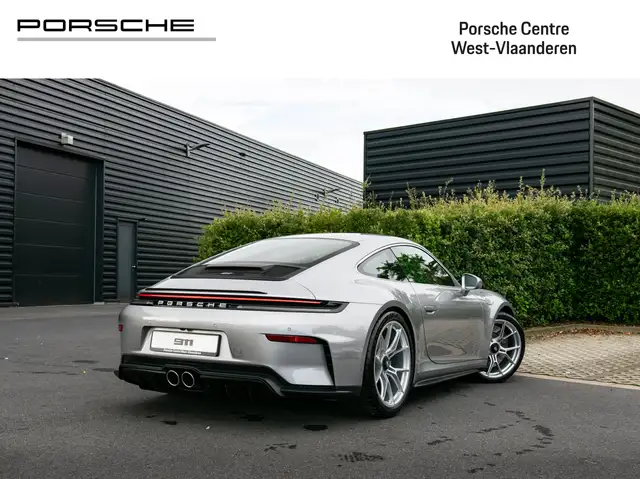 Porsche 911 view 6