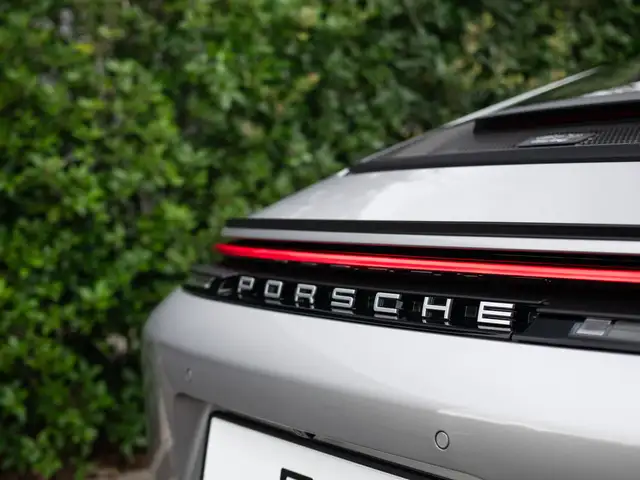 Porsche 911 view 7