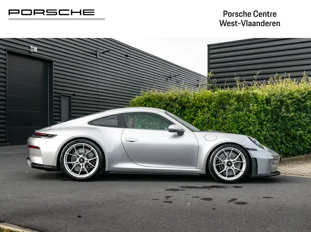 Porsche 911 view 4