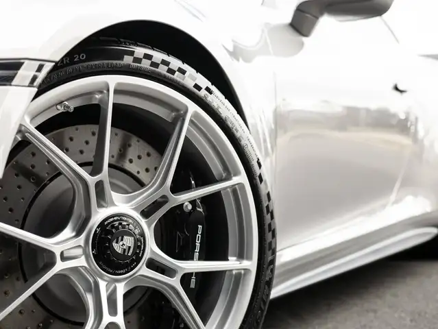 Porsche 911 view 16