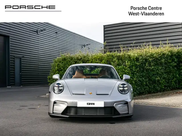 Porsche 911 view 3
