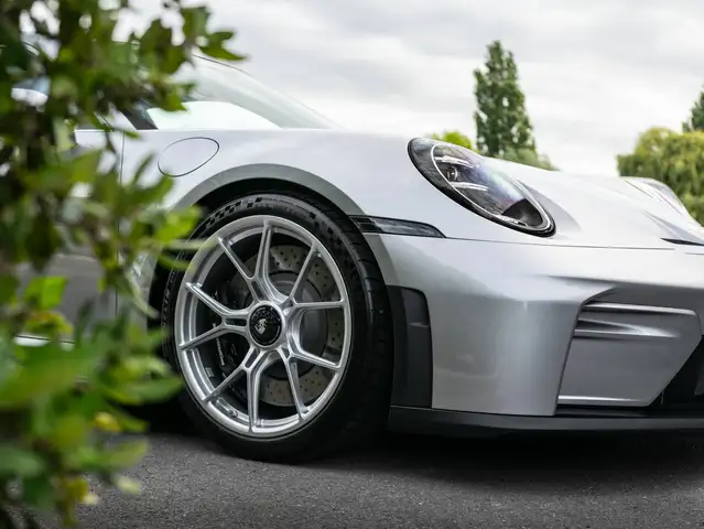 Porsche 911 view 13