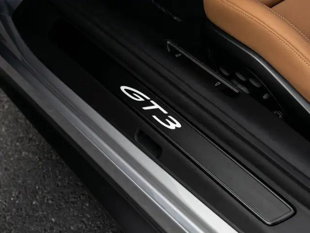 Porsche 911 view 14