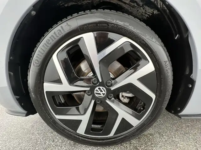 Volkswagen ID.3 view 6