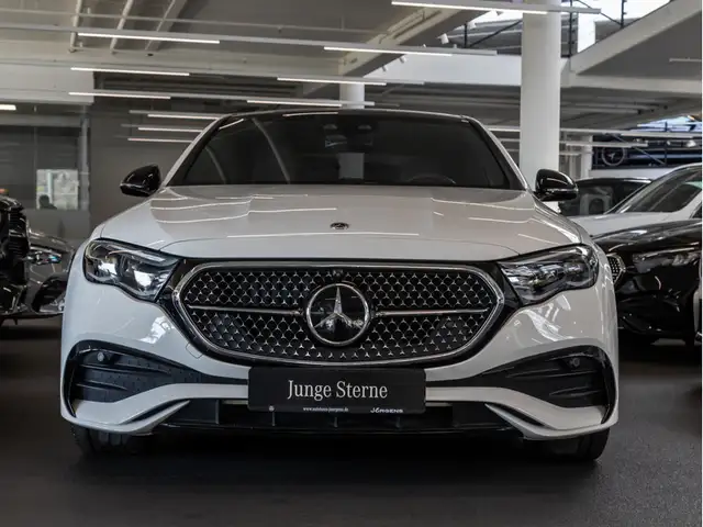 Mercedes-Benz E-Class view 3