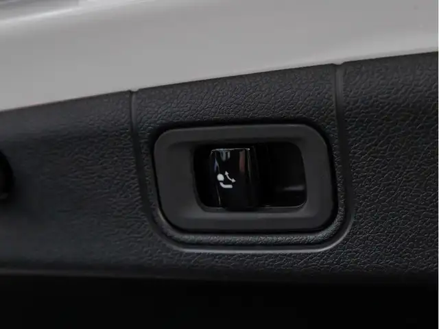 Mercedes-Benz E-Class view 7