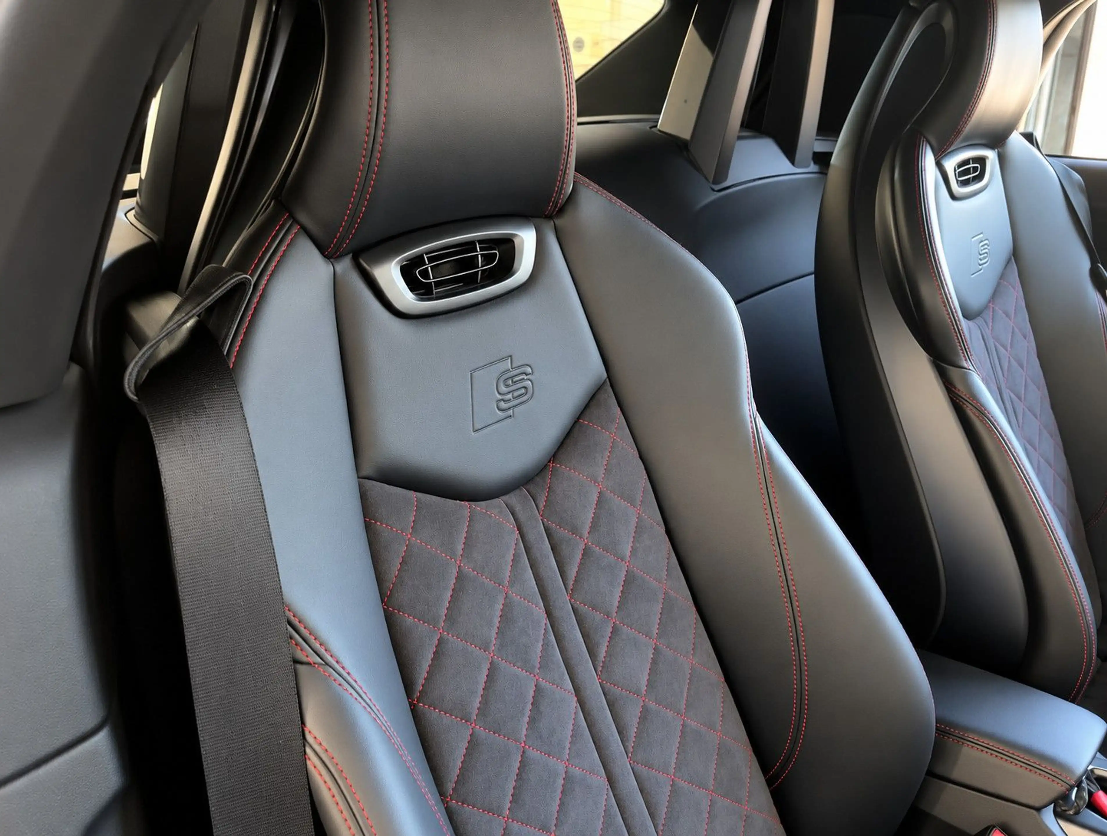 Audi TT 45 TFSI quattro S Line Competition — photo 6