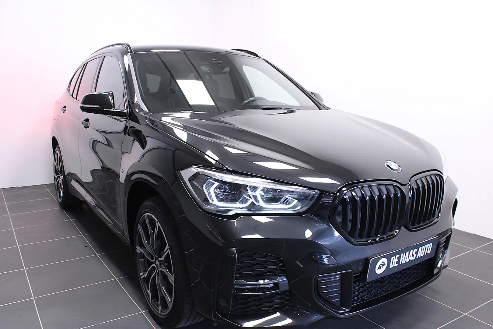 BMW X1 xDrive25e M Sport/19 inch/Trekhaak/All Black Noir - 2