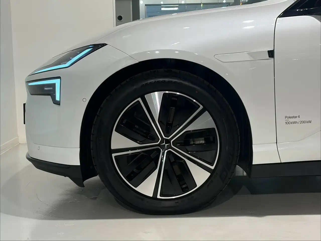 Polestar 4 2025
