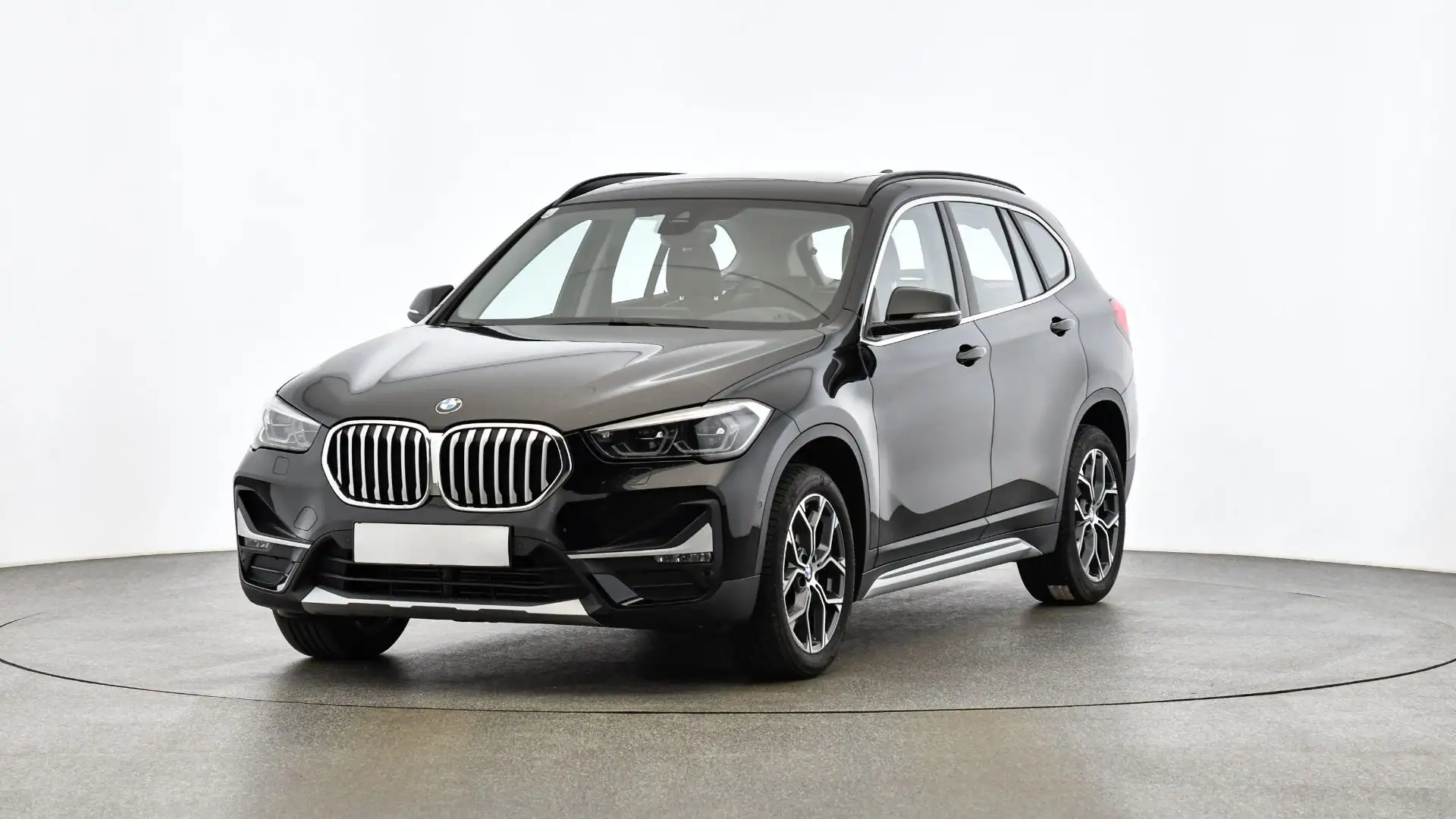 BMW X1 xDrive20d Aut. ***XLine | LED | AHK*** Zwart - 1