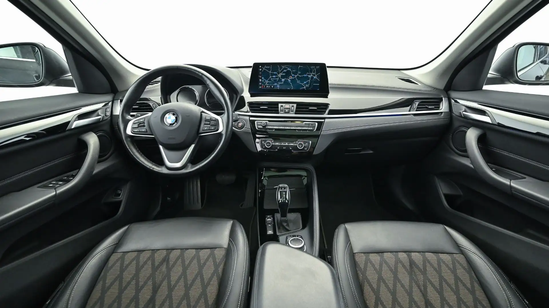 BMW X1 xDrive20d Aut. ***XLine | LED | AHK*** Zwart - 2