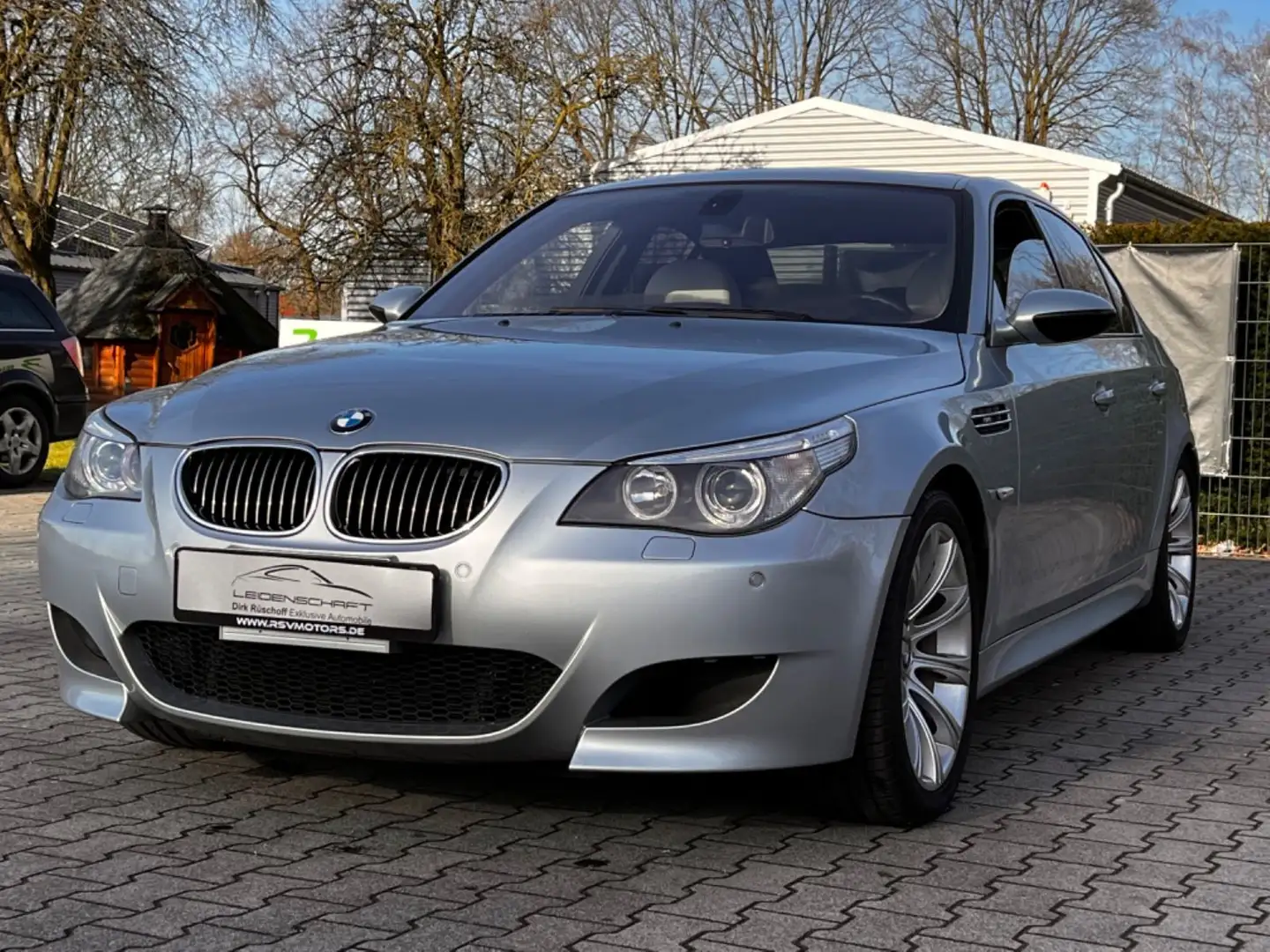 BMW M5 E60 M5 V 10 Limousine Gümüş rengi - 1