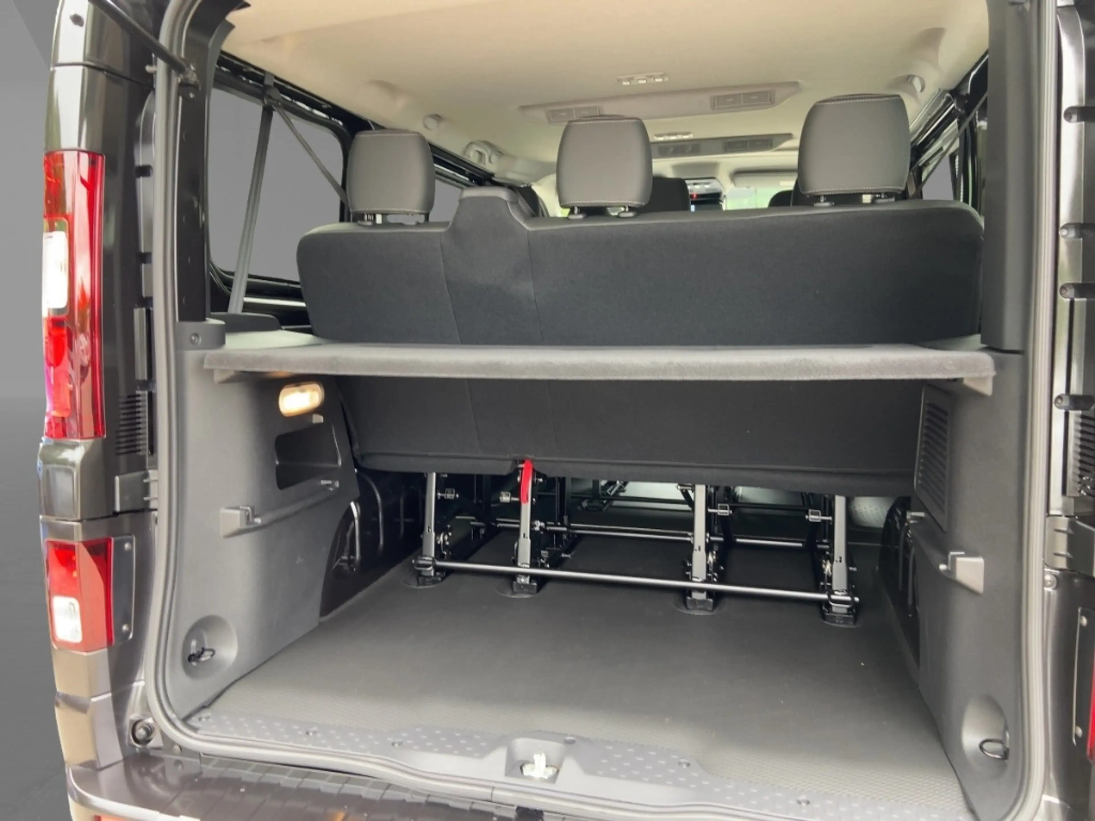 Nissan Primastar Kombi8 TEKNA 9G-Autom.170PS Winter/Design/HK/L1H1 — photo 12