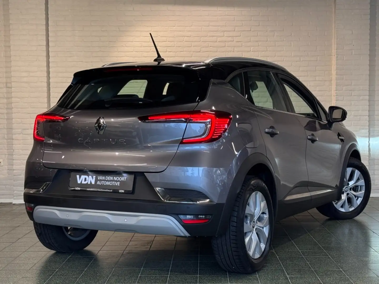 Renault Captur 1.3 TCe Intens 140pk Camera Navi Carplay ACC 17'' Gris - 2