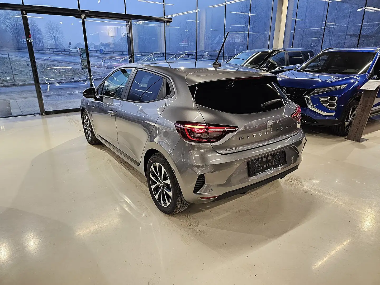 Mitsubishi Colt 1,6 HEV YUKI Invite S+C AT 25 Grau - 2