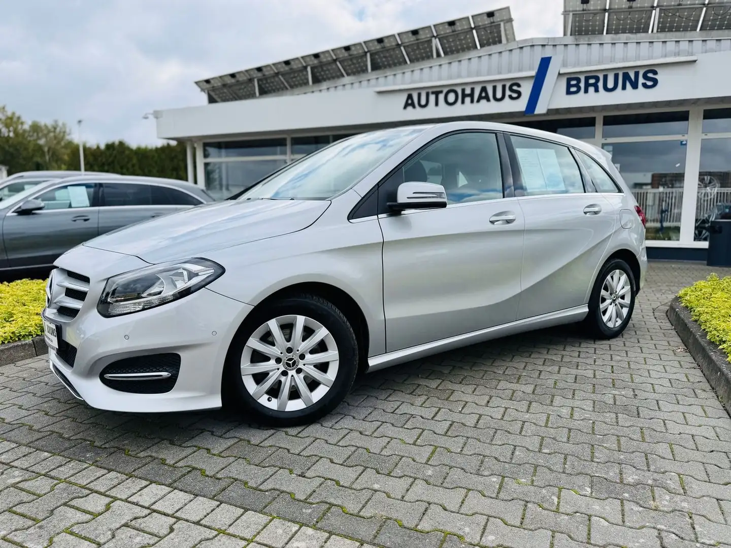 Mercedes-Benz B 180 STYLE, Navi, Park Pilot, Tempomat, SHZ, Silber - 2
