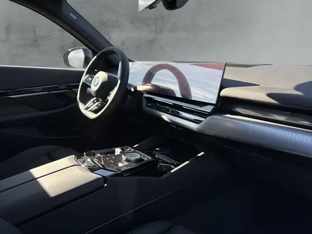 BMW 5 Series view 12