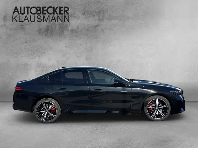 BMW 5 Series view 4