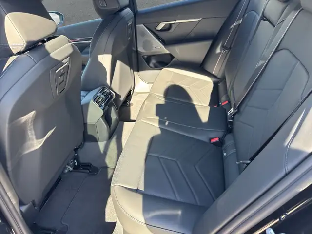 BMW 5 Series view 13