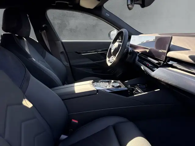 BMW 5 Series view 11