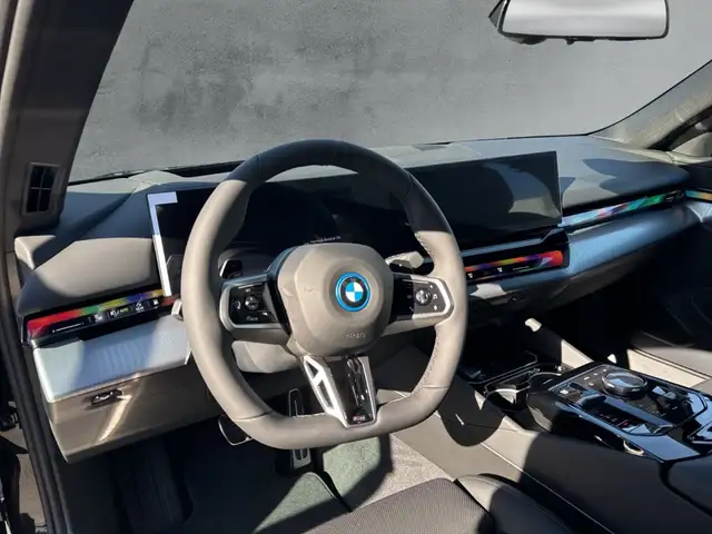 BMW 5 Series view 9