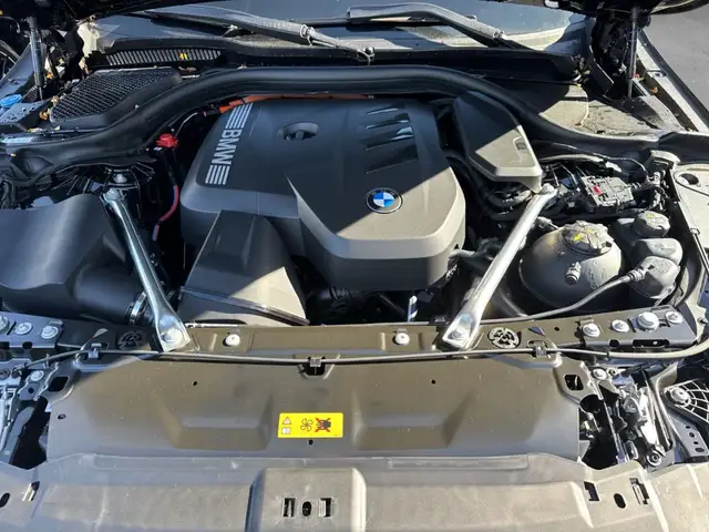 BMW 5 Series view 14