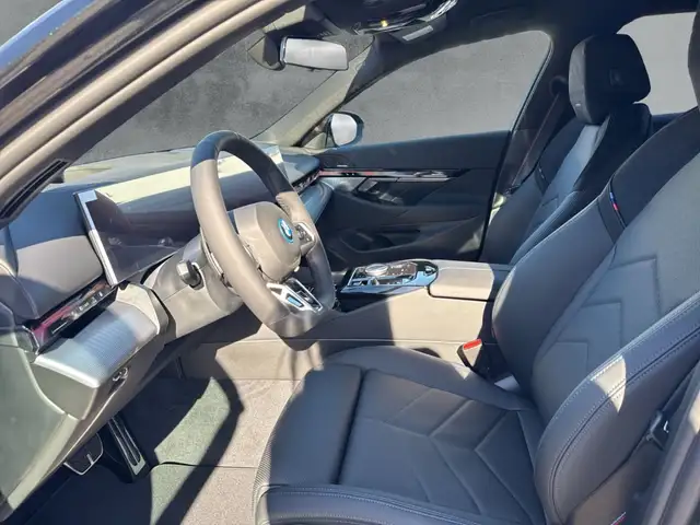 BMW 5 Series view 8