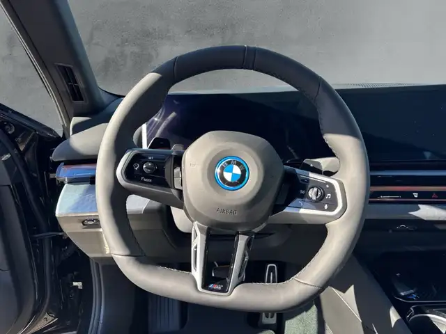BMW 5 Series view 10