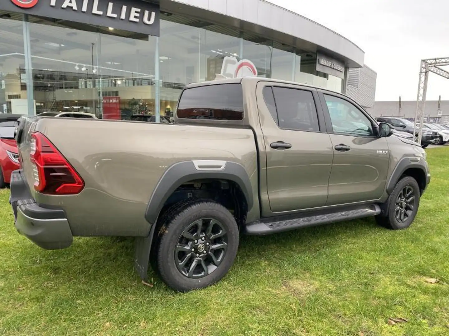 Toyota Hilux 2.8 AT Invincible Bronce - 2