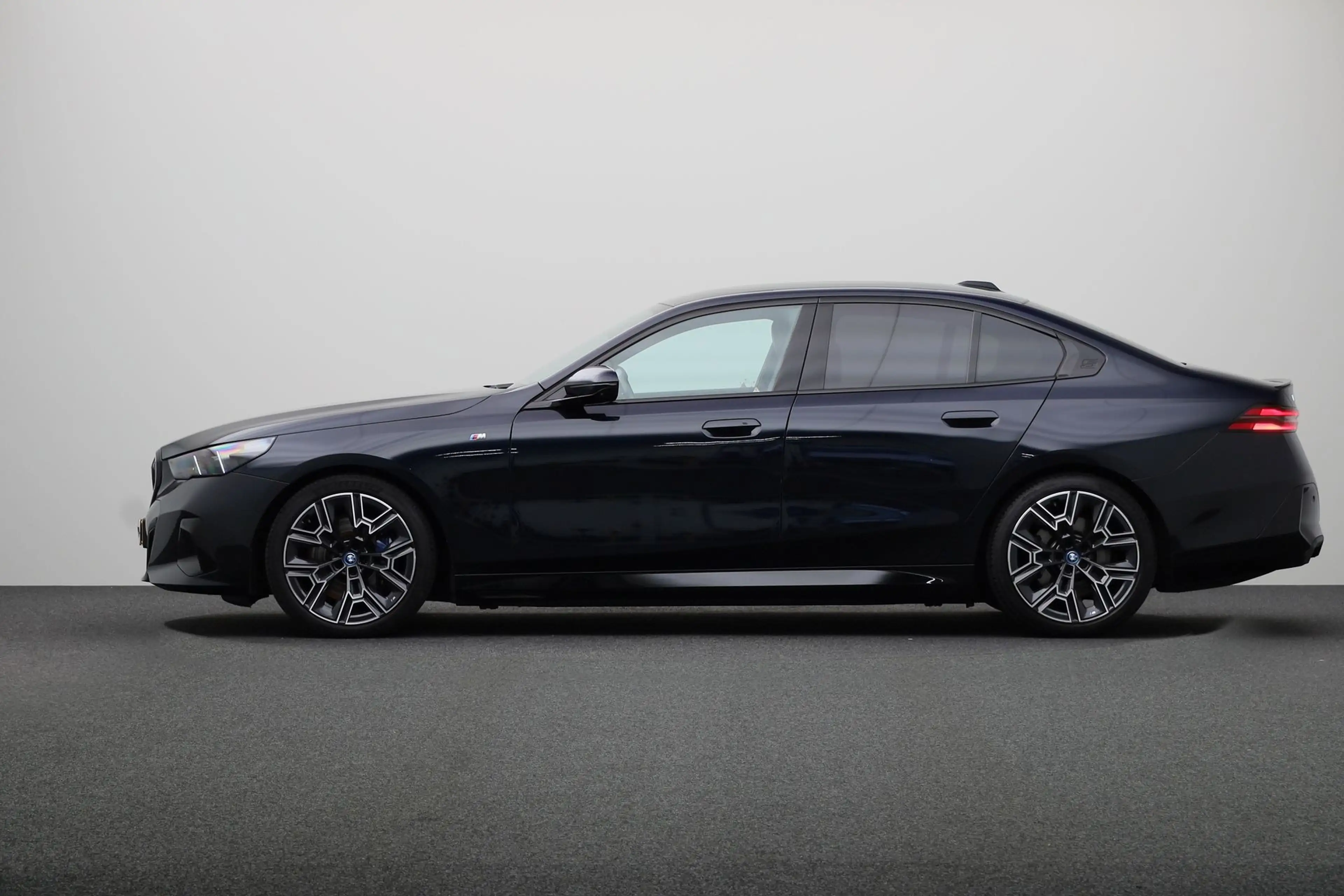 BMW i5 eDrive40 84 kWh — photo 10