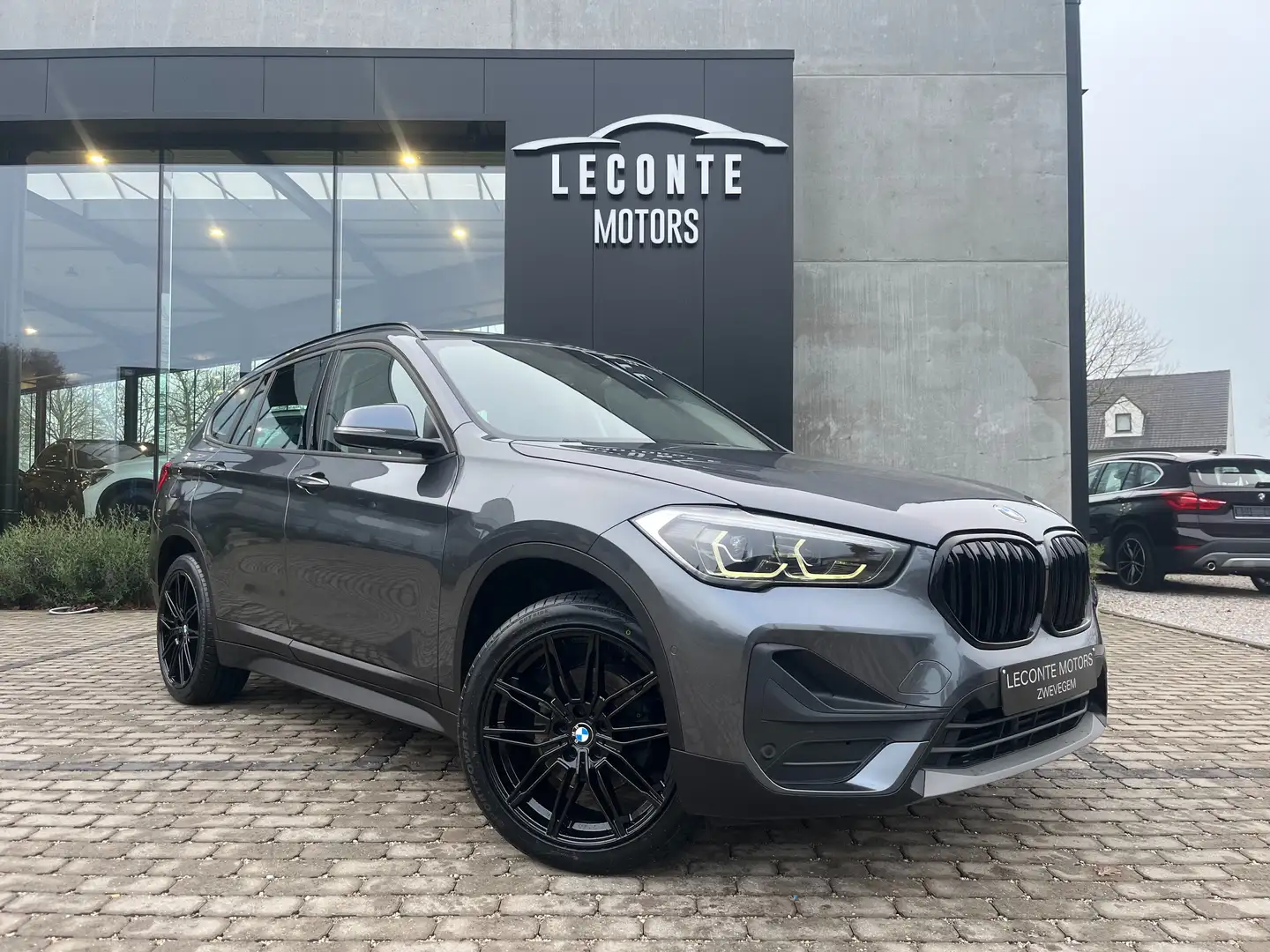 BMW X1 X1 sDrive18iA LED/Leder/Camera/Carplay/Trekhaak... Grijs - 1