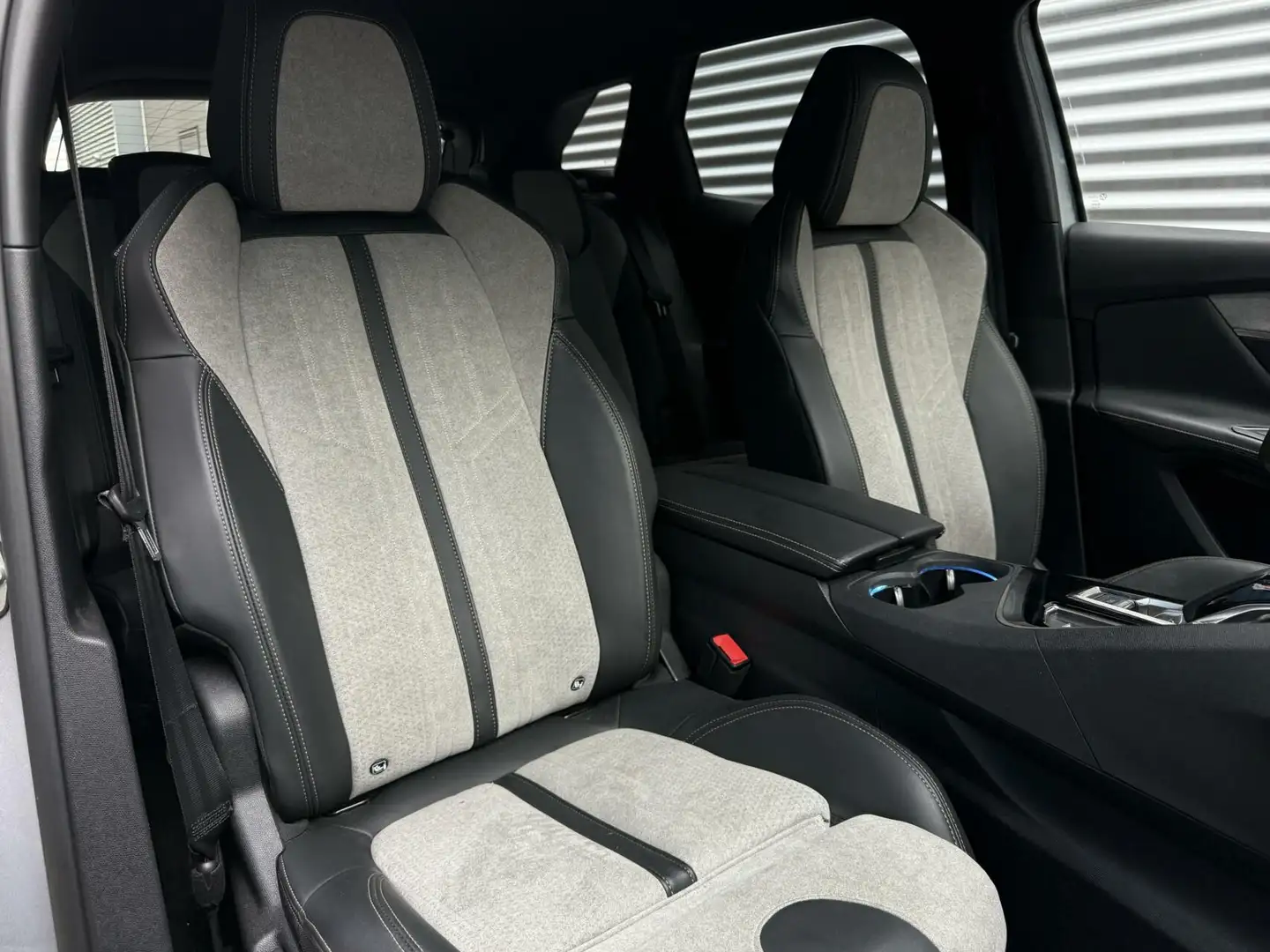 Peugeot 3008 1.6 Hybrid 225 Allure - stoelverwarming - virtu Gris - 2