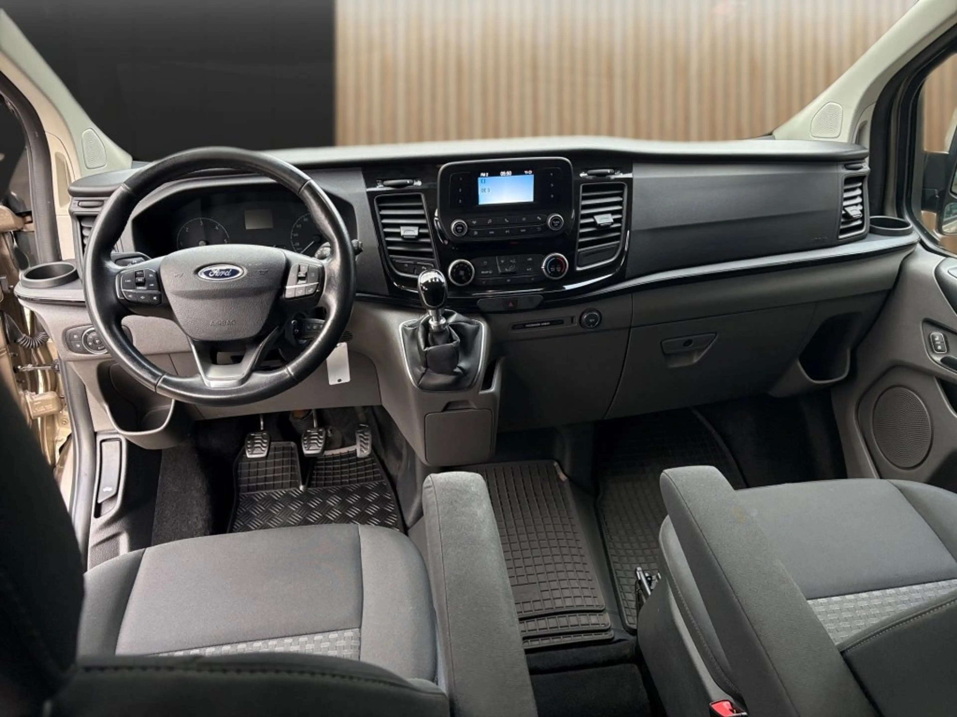 Ford Tourneo Custom 2,0 EcoBlue L2H1 Trend — photo 6