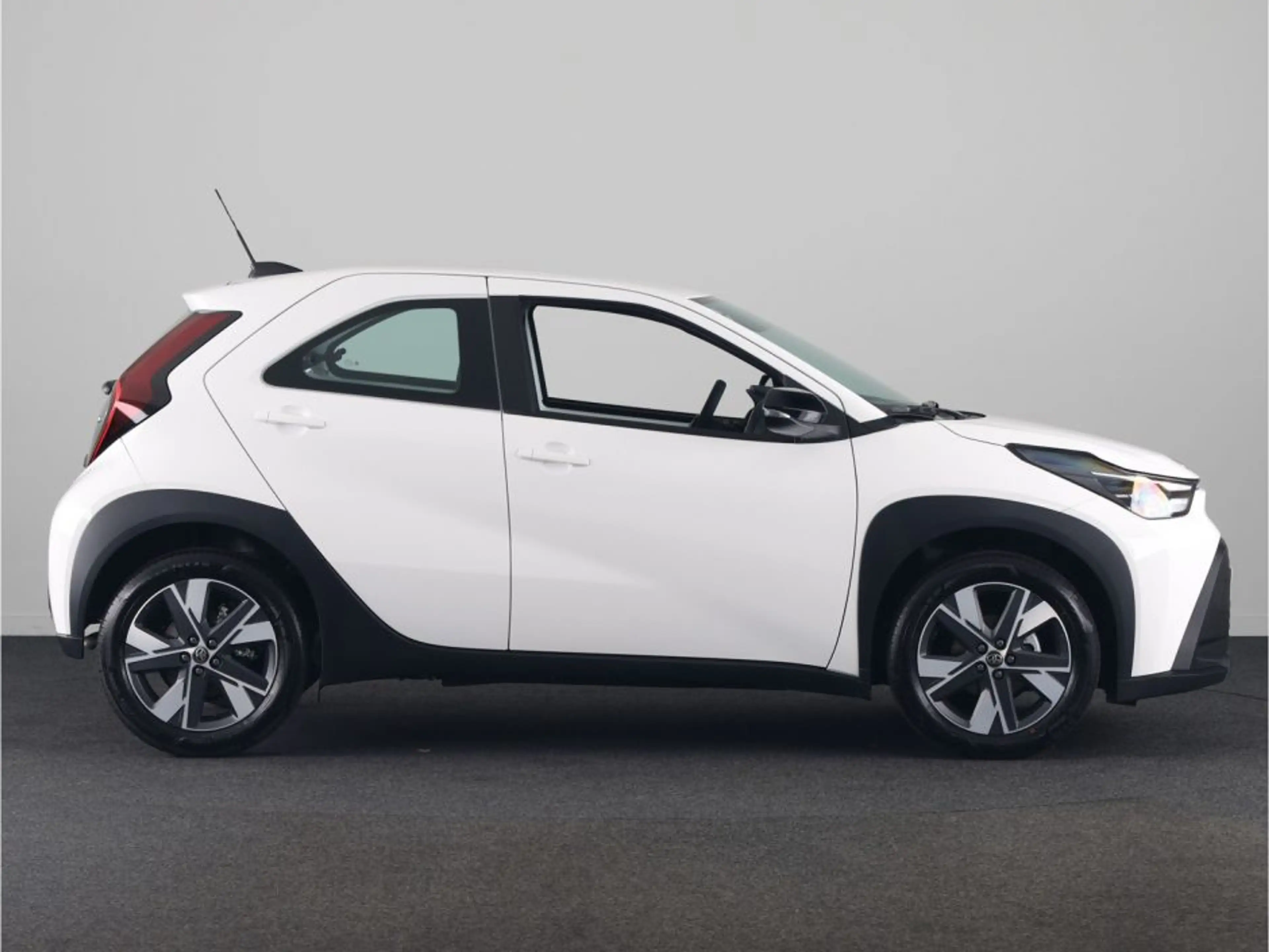 Toyota Aygo X Hybrid 115 play | Go Pack | Voorraad Deal | — photo 3