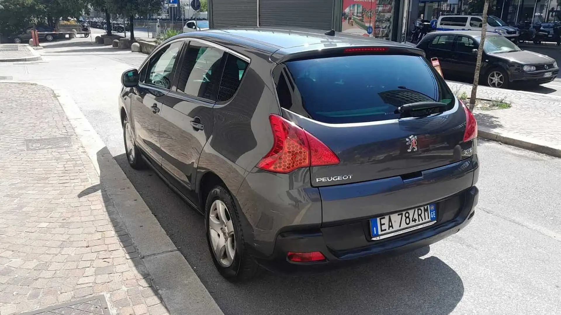 Peugeot 3008 1ª serie 1.6 HDi 110CV cambio robotizzato Premium Gri - 2