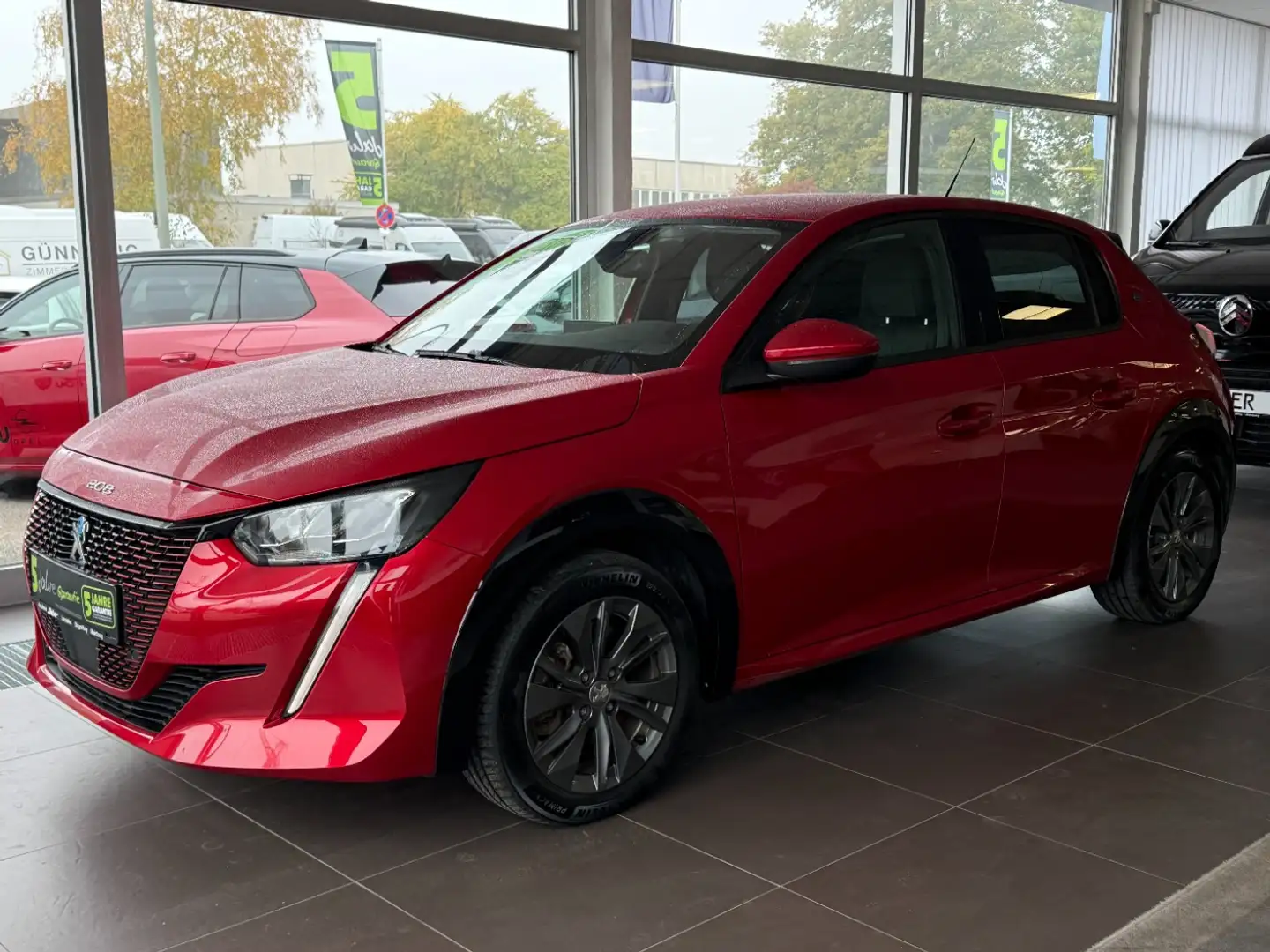 Peugeot 208 e- 136 (e-) e- Allure Pack AUT Akustikglas Rot - 2
