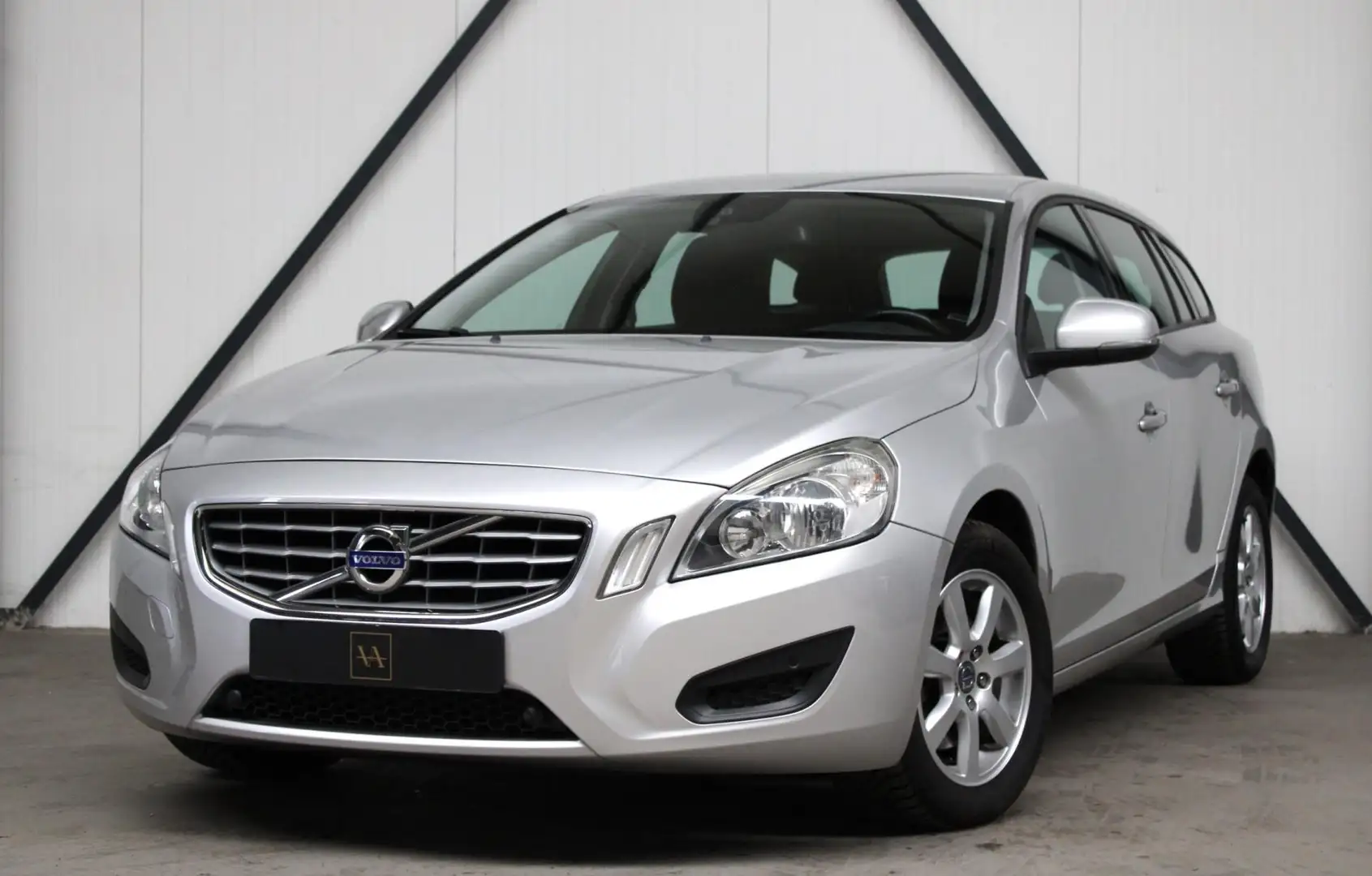 Volvo V60 1.6 T3 Kinetic l Automaat l PDC l Cruise l Clima Zilver - 1