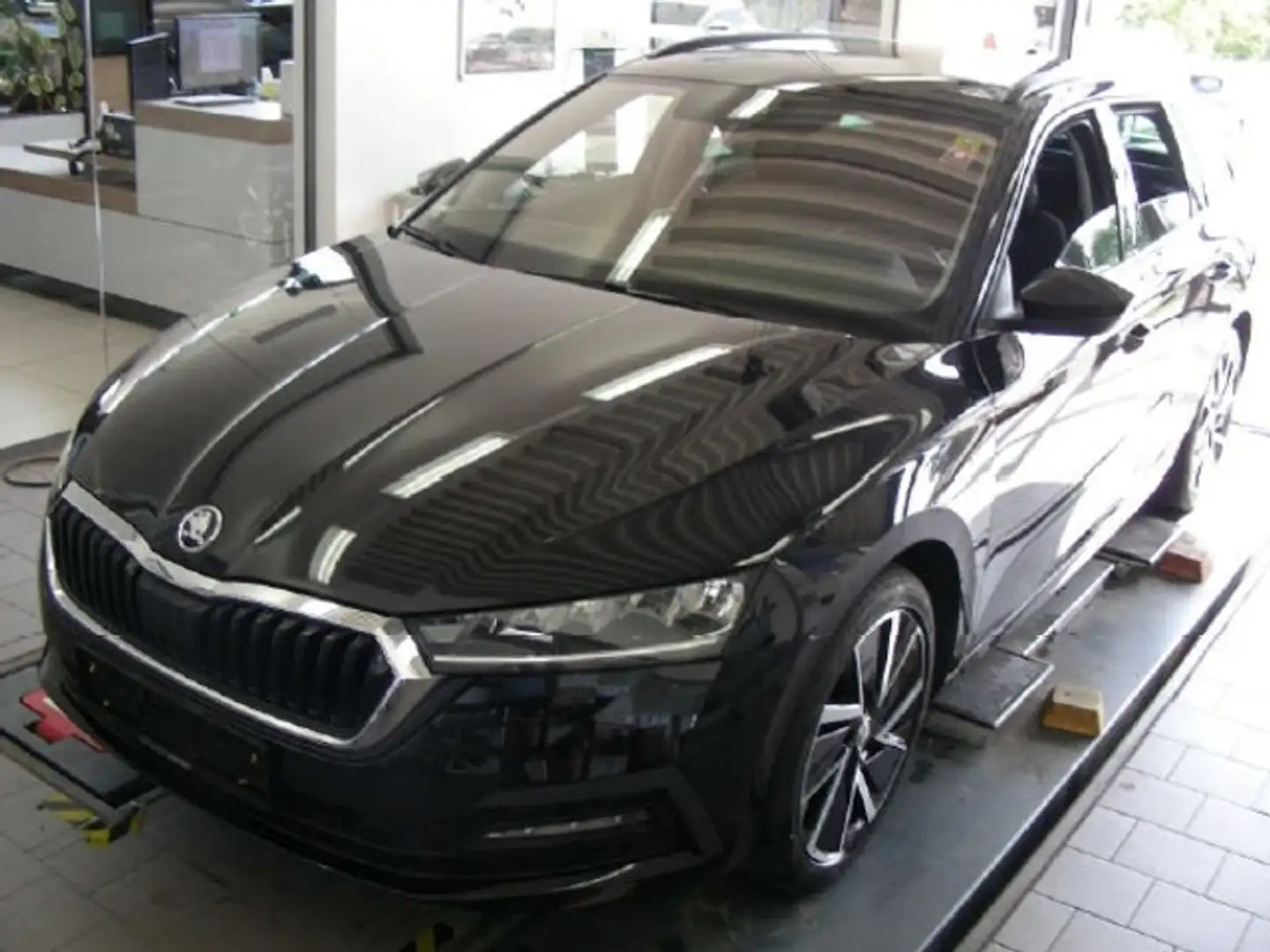 Skoda Octavia Combi 1,5 TSI DSG Clever AHK Navi Schwarz - 2