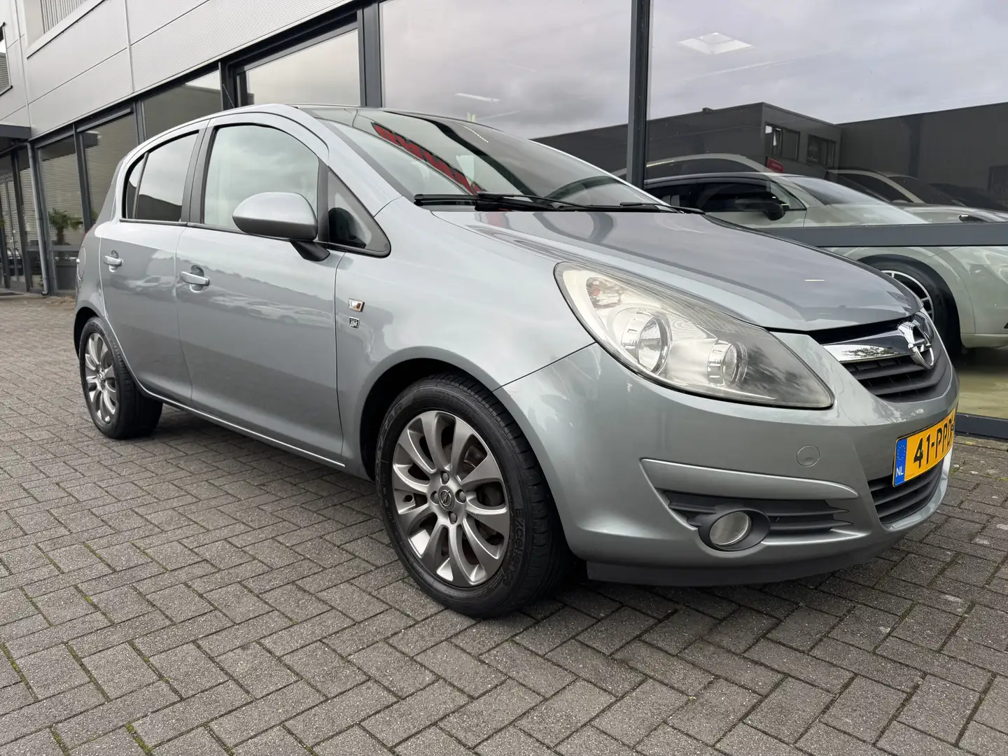 Opel Corsa 1.4-16V '111' Edition Grijs - 2