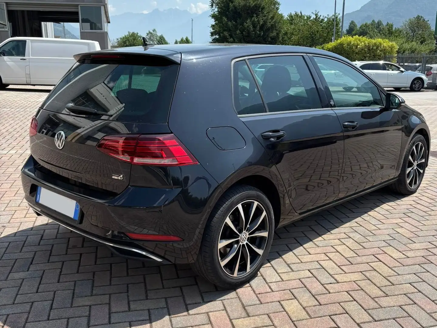 Volkswagen Golf 1.6 TDI Comfortline allestimento Sound Nero - 2